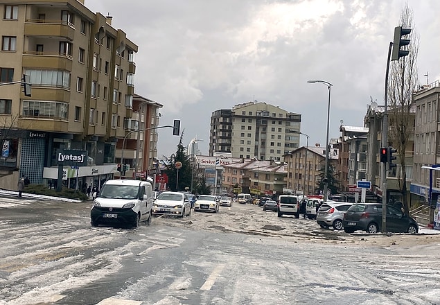 Yağış ile birlikte cadde ve sokaklar beyaza büründü. Sağanak nedeniyle bazı caddelerde su birikintileri de oluştu.