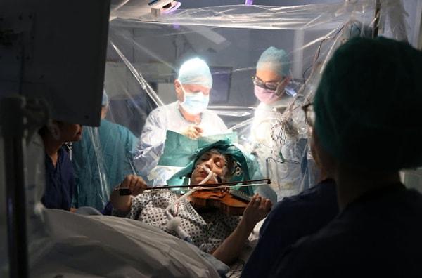 18. Profesyonel kemancı Dagmar Turner, Londra'daki cerrahlar beynindeki bir tümörü çıkarırken keman çaldı.