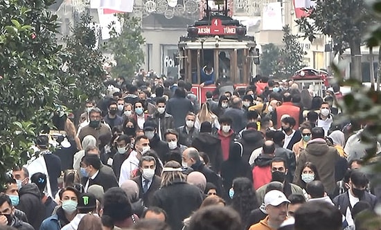 İstiklal Caddesi'nde Endişelendiren Kalabalık