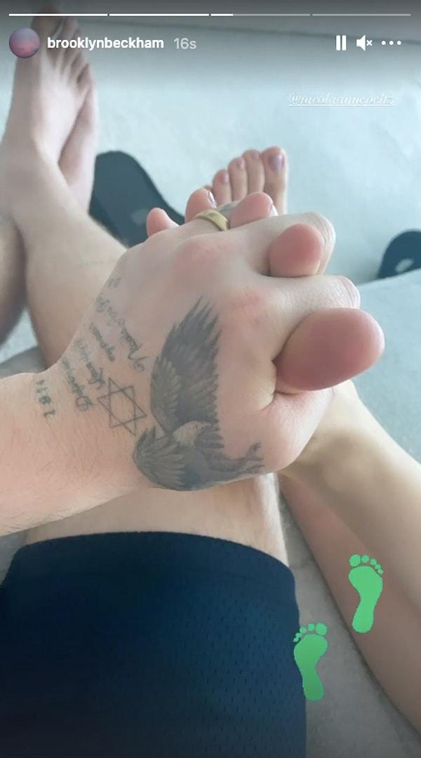 Bugün ise Instagram hesabında kendi el parmaklarını nişanlısının ayak parmaklarına geçirdiği bir fotoğrafını paylaştı...