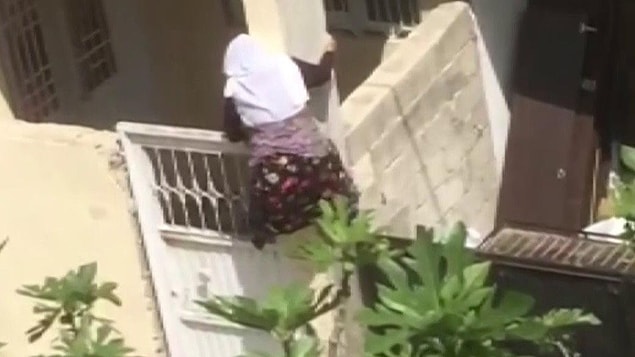 20. 65+ yaş üstü kısıtlamalarında evden kaçan teyzem