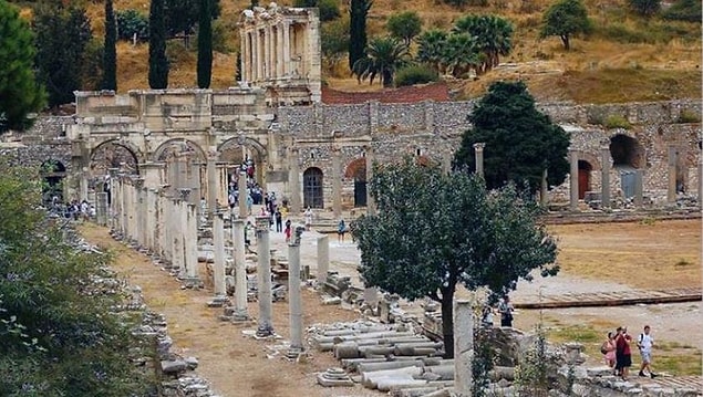 Satıcı ve esnaf bu eski parayı görünce gencin hazine bulduğunu zannederler ve bu hazineyi paylaşmayı düşünürler. Bu haber yayılınca pek çok insan toplanır.