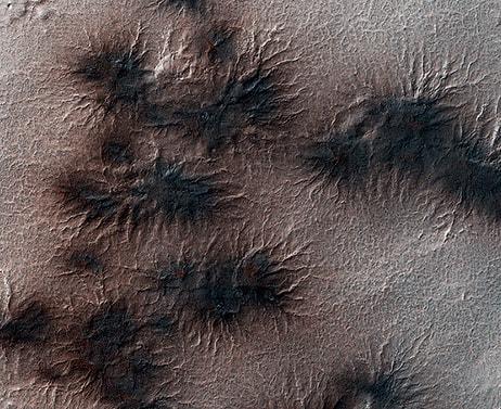 Mars'ın Gizemli Örümcekleri: Bilim İnsanları Araneiformların Sırrını Çözdü