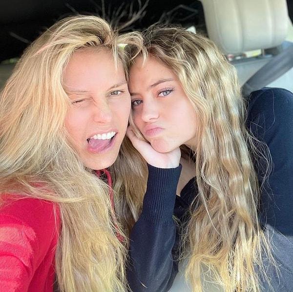 Klum'un 16 yaşındaki kızı Leni'yle "Tamamen Doğal" başlığı altında çekildiği makyajsız selfie'lerde kızıyla arasındaki benzerlik dikkat çekti.