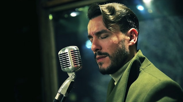Cem Adrian, müzik piyasasının başına gelmiş en iyi müzisyenlerden biri... Sesinin rengi, duruşu, şarkıları baştan ayağa her şeyiyle başarılı ve kendine özgü birisi.