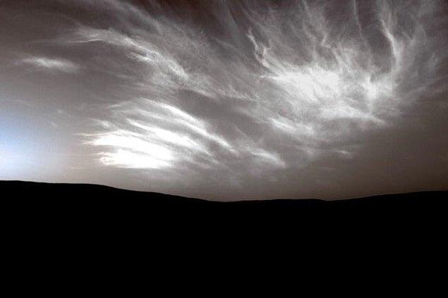 Evet efendim gördüğünüz üzere Mars'ta bulut gözlemlememiz çok olası bir şey. Mars'ın orta atmosferinde bulut oluşumunun esas sebebi ise meteorlar.