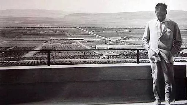 Sene: 1936, Yer: Ankara, Söğütözü... Sarışın Kurt biraz yorgun ama hâlâ dimdik ayakta. Bir kulübe hayali kurar söğütlerin altında, onun deyimiyle "koliba."