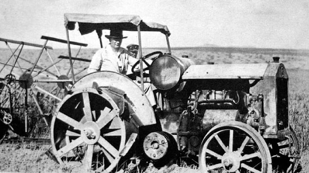 Öğle yemeklerini orada yer, paydos zamanları da yere serilen hasır ve seccadeler üzerinde dinlenir. Hatta günlük resmi işleri de orada görür ve hazırlanan evrakı yine orada imzalar.
