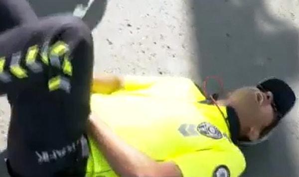 Görüntülerde Ankara Kızılay'da denetim yapan polislerden biri, uyardıkları öfkeli vatandaşın saldırısına uğruyor.