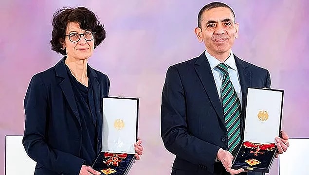 Koronavirüse karşı ilk aşıyı bulan BioNTech’in kurucuları Dr. Özlem Türeci ve Prof. Uğur Şahin, geçtiğimiz günlerde Almanya’nın en üst düzey devlet madalyası olan Liyakat Nişanı ile onurlandırılmıştı.
