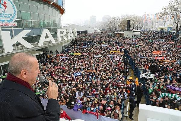 Ankara Spor Salonu'nda gerçekleştirilen kongre öncesi Cumhurbaşkanı Erdoğan dışarıda bekleyen kalabalığa seslendi.