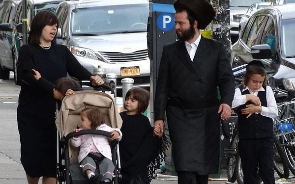 6. Ortodoks Yahudiler geleneksel kıyafetlerini giymeye devam eder ve günlük hayatta da böyle gezerler.