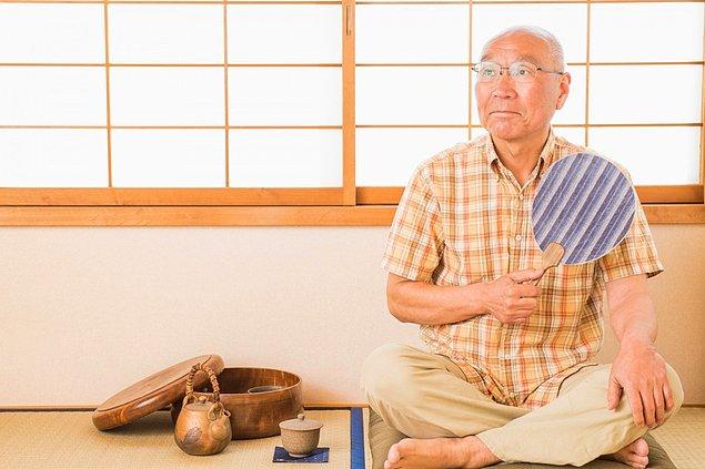 Agura (bağdaş kurarak oturma) ve Tatehiza (tek diz yukarıya kıvrık oturma) erkekler için daha yaygın ve kabul edilir oturuş stilleridir.