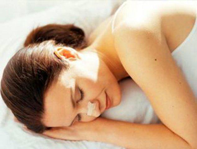 1. Uyurken rahat nefes almanın en kolay yollarından biri burun bandı kullanmak.