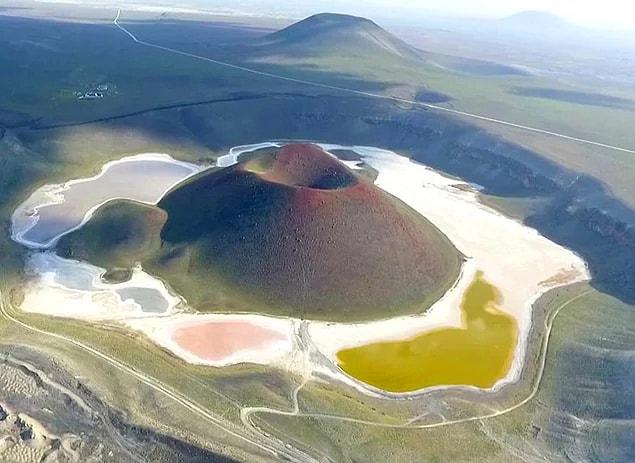 Konya'da bulunan, bu kendine has görüntüsüyle dünyaca bilinen krater gölümüzün ismi nedir?