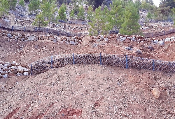 Doğal bir süreç olan erozyonun hesaplamasında birçok farklı parametre rol oynar ve faktörlerin hesaplanması oldukça zorlu bir süreçtir.