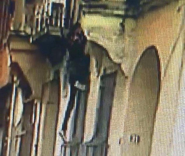 Ardından karşı binaya tırmanan hırsız, camını kırarak girdiği dairelerden dizüstü bilgisayar çaldıktan sonra kayıplara karıştı. Yaşananlar ise güvenlik kameralarına yansıdı.