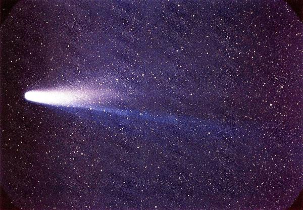 Halley Kuyruklu Yıldızı, günümüzde hala çıplak gözle gökyüzünde görülebilen bir yıldız.