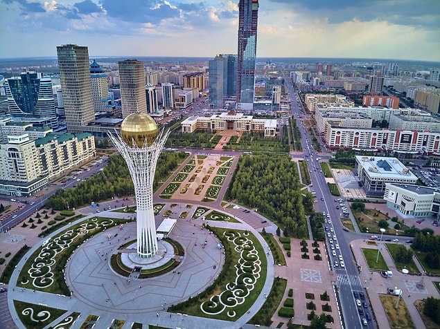 3. Rusya, Çin, Kırgızistan, Özbekistan ve Türkmenistan olmak üzere beş ülke ile sınır komşusudur.