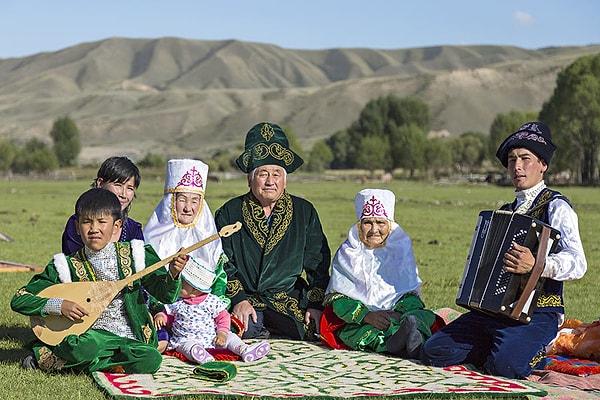 6. Kazakistan; Kazaklardan Ruslara, Almanlara, Tatarlara ve Uygurlara kadar 131 etnik kökene ev sahipliği yapar. Dünyanın en kalabalık ülkelerinden biridir.