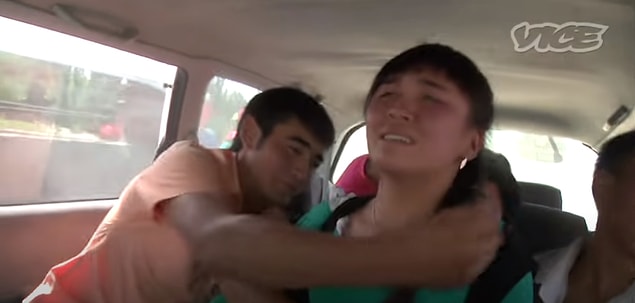 Yapılan röportajlarda birçok kişi bu yöntem ile evlendiğini söylüyor. Gelin adaylarının eve getirilmesi ve ikna edilme süreleri ise tam bir facia. Kaçmaya çalışmalar, bağırışlar ve neler neler...