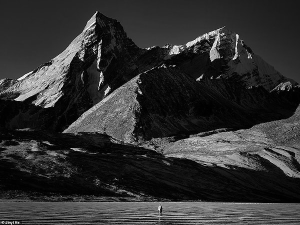 Китайский фотограф Цзинььи Хэ создал эту невероятную фотографию, сделанную в округе Дингье, Тибет. Фотография была сделана на смартфон Huawei и стала победителем в категории путешествий и приключений.