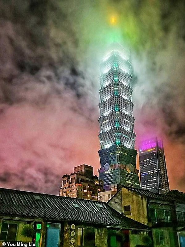 Это туманное изображение Тайбэя, сделанное фотографом Ю-Мин Лю, было удостоено почетной награды в категории архитектуры и дизайна. Снимок сделан на iPhone XR.