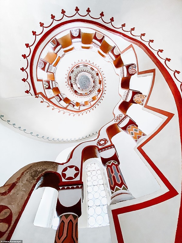 Винс Кересный использовал iPhone 7, чтобы сделать этот потрясающий снимок в неизвестном здании в России. Награжден почетной наградой в категории «Архитектура и дизайн».