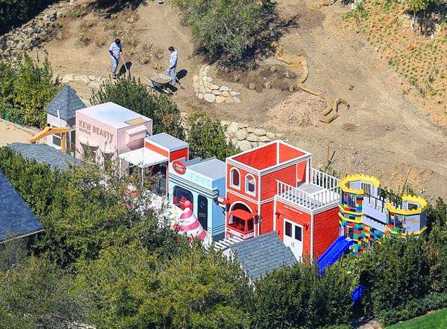 Kim Kardashian evinin arka bahçesine çocukları için mini bir mahalle yaptırıyor.