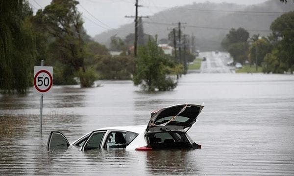 7. Birçok ev ve araba su altında kaldı.
