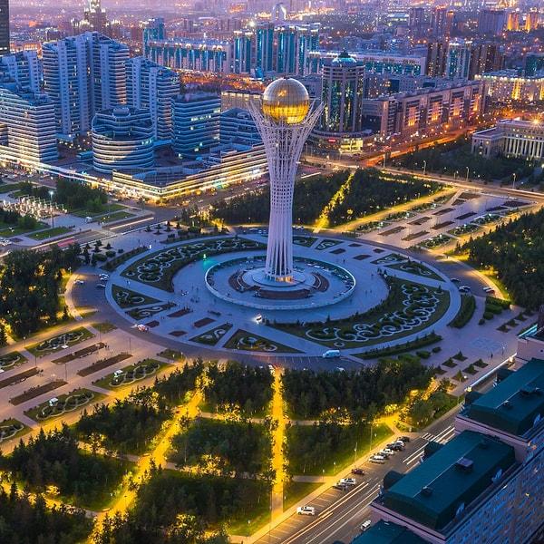 17. Ülkenin başkenti Astana, inanılmaz uzunluktaki gökdelenleri ile giderek daha iddialı ve fütüristik hale geliyor. Bunlar arasında, ünlü İngiliz mimar Norman Foster tarafından tasarlanan 150 metrelik Bayterek Kulesi ve Barış Uyum Sarayı yer alıyor