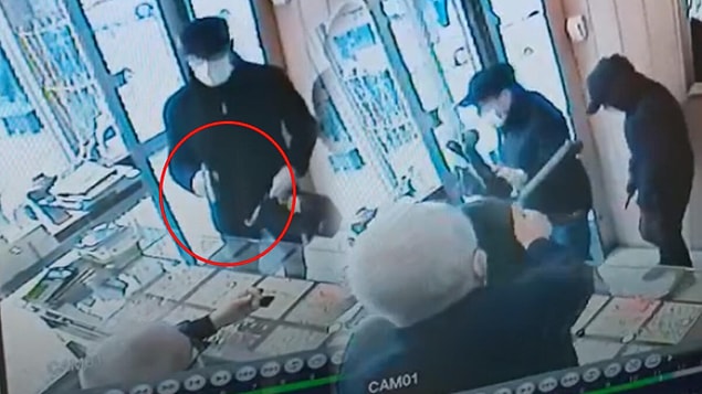 İHA'nın haberine göre, dükkana gelen 2 kişi, kuyumcuya silahları doğrultup altınları vermesini istedi.