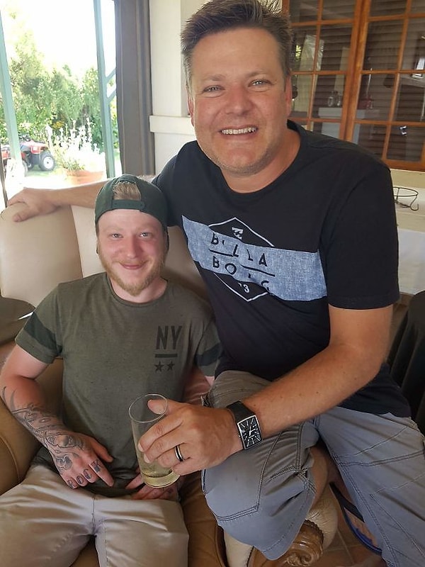 8. "То, как сидит дядя моего друга, делает его похожим на великана"