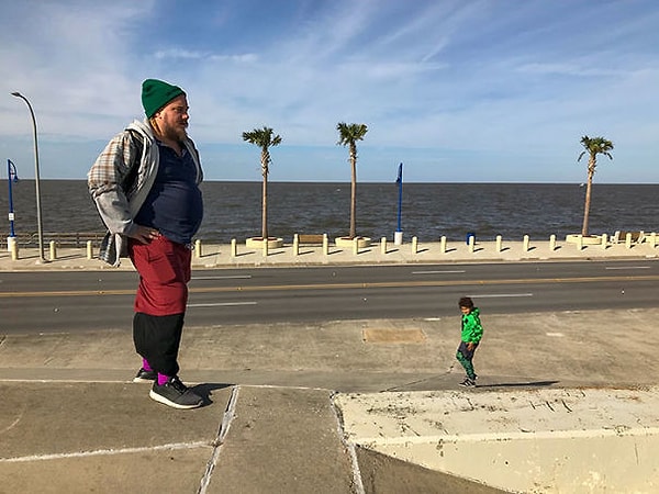 11. Крошечный ребенок, гигантский папа