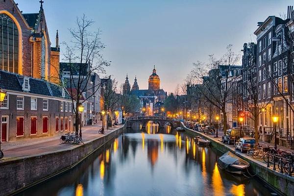 Hollanda'da insan sayısından daha fazla bisiklet bulunduğunu biliyor muydunuz? Özellikle Amsterdam gibi şehirlerde bütün yolculukların yüzde 70'i bisiklet ile yapılmakta.