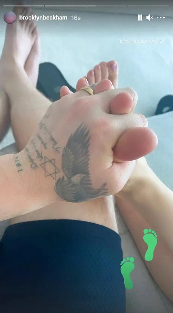 Brooklyn geçtiğimiz günlerde Instagram hesabında kendi el parmaklarını nişanlısının ayak parmaklarına geçirdiği bir fotoğrafını paylaştı...