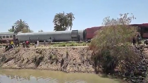 Mısır'da İki Tren Kafa Kafaya Çarpıştı: 32 Ölü