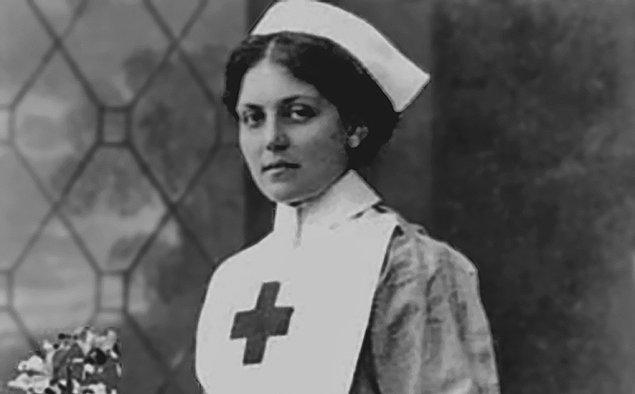 22. Violet Jessop isimli bir kadın, sadece batan Titanic'ten sağ çıkmakla kalmadı aynı zamanda Titanic'in kardeşi sayılan iki farklı batan gemiden de sağ kurtulmayı başarmıştır.
