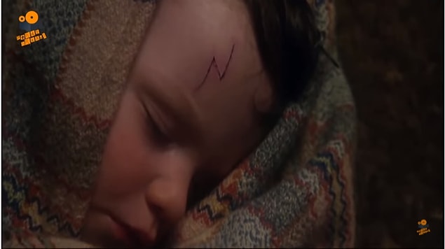 11. Harry Potter'ın alnındaki yara izi kitap tasarımlarından dolayı alnının tam ortasında gibi görünse de, filmde yazarın isteği doğrultusunda alnının yan tarafına yerleştirilmiş.