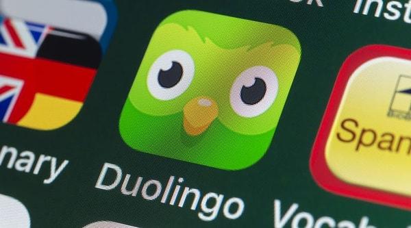 Duolingo geliştiricisi LuisVon Ahn tarafından tanımlanan öğretim sistemi ve müfredat geliştirme yöntemi ise aşağıdaki gibi açıklanmıştır.