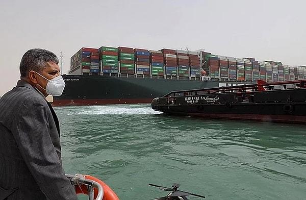 Mısır'ın Süveyş Kanalı, dört futbol sahası uzunluğundaki Evergreen isimli büyük bir konteyner gemisi tarafından karaya oturduğu için kapatıldı.