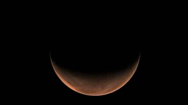 Fotoğraflarda Mars'ın üzerine düşen güneş ışınları, gezegenin hilal biçimde görünmesini sağlıyor.