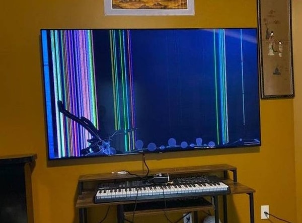 4. "Только что получил свой огромный 75-дюймовый телевизор, распаковал его, повесил на стену, включил...да вы издеваетесь".