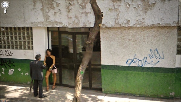 10. Главное, чтобы его жена не решила прогуляться по этой улице в Гугле!