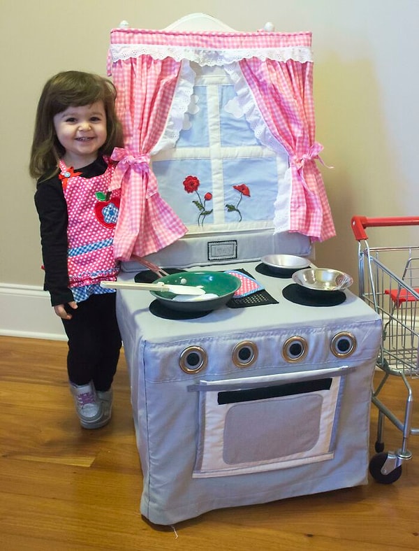 3. "Моя мама учится шить. Этот набор для готовки с чехлом - ее последнее творение"