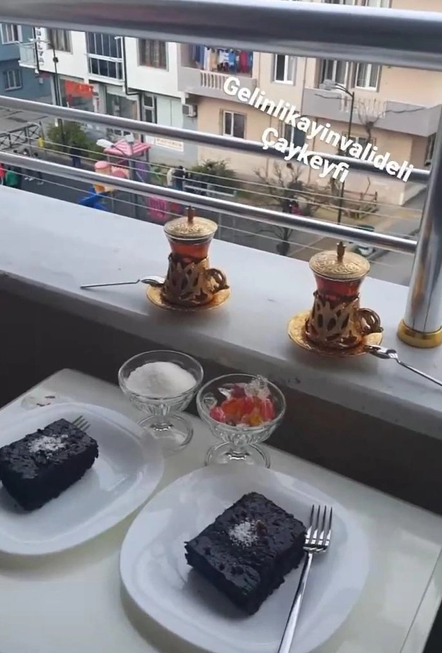 Çaylar savaşa girecek gibi miğferleri kuşanmış.