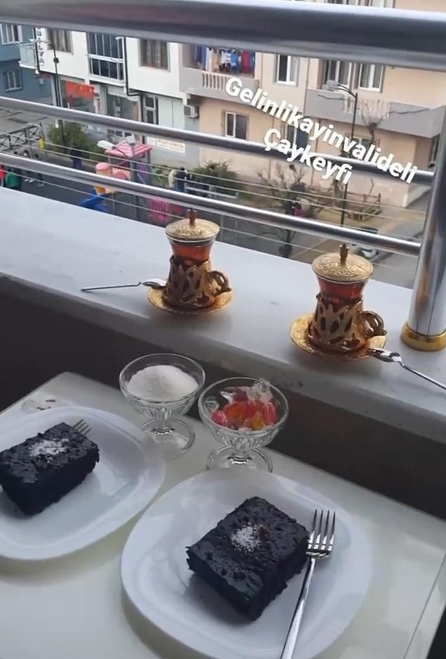 4. Çaylar savaşa girecek gibi miğferleri kuşanmış.
