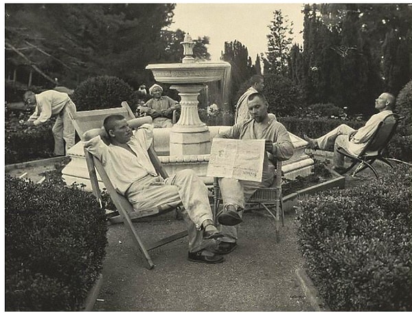 2. Рабочие отдыхают в бывшем королевском саду, 1925 год.