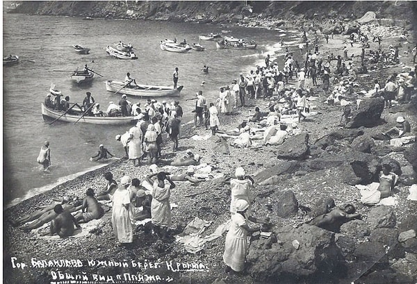 7. Оживленный пляж в Балаклавской бухте, 1932 год.