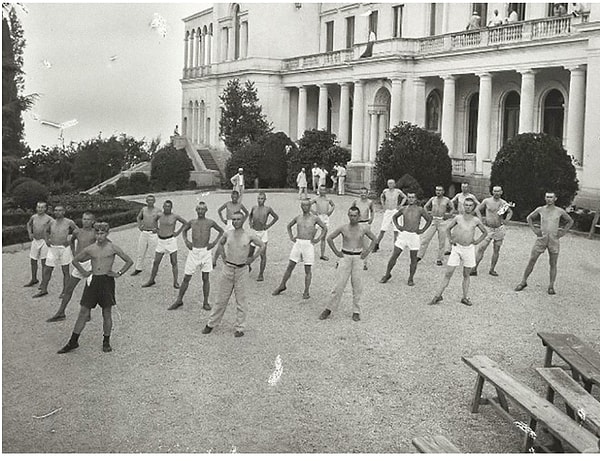1. Физические упражнения в санатории «Ливадия» на территории бывшего царского дворца, 1925 г.